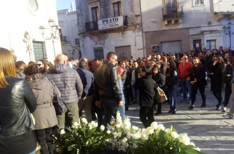 L’addio a Davide, Sara e Giulia: tre comunità del Brindisino unite dal dolore