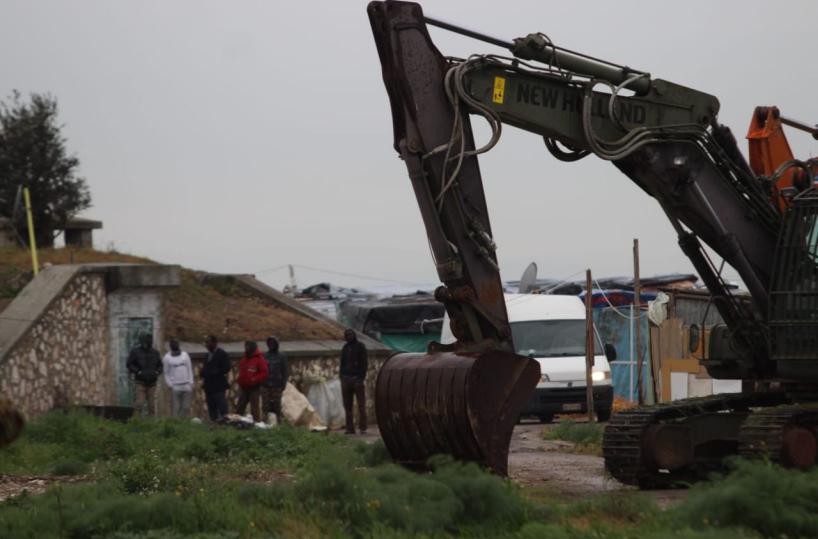 Migranti, a Borgo Mezzanone ruspe abbattono baracche abusive