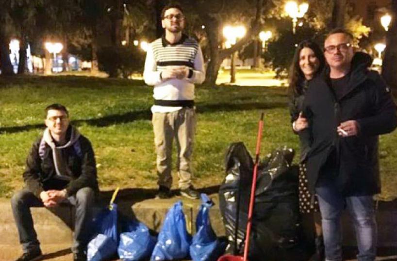 A 25 anni pulisce da solo piazza dopo bagordi del sabato
