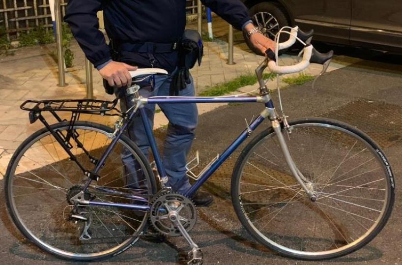 Bari, trova la bici che le era stata rubata in vendita su un sito: ladro incastrato