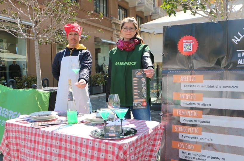 Bari, Greenpeace in piazza con il Menù PACco: dall’insalata di nitrati alla zuppa di liquami