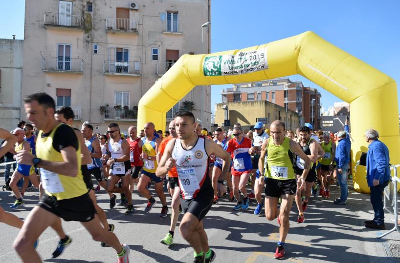 Triathlon e maratona, Bari chiude al traffico: no a transito e sosta sul lungomare