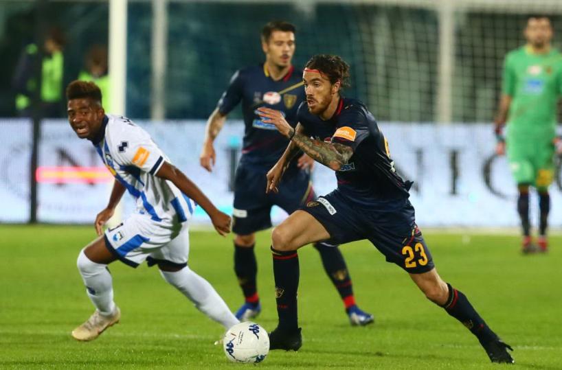Il Lecce batte il Pescara 2-0. Scontri fra tifosi prima del match, feriti