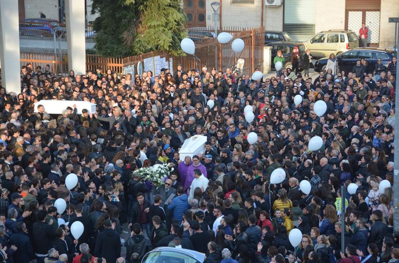 Incidente stradale a Bitonto, in migliaia per l'ultimo saluto ai due giovani 