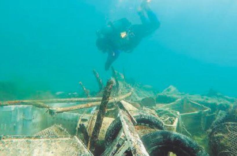 Gallipoli: sott'acqua discariche abusive, anche frigo e bici