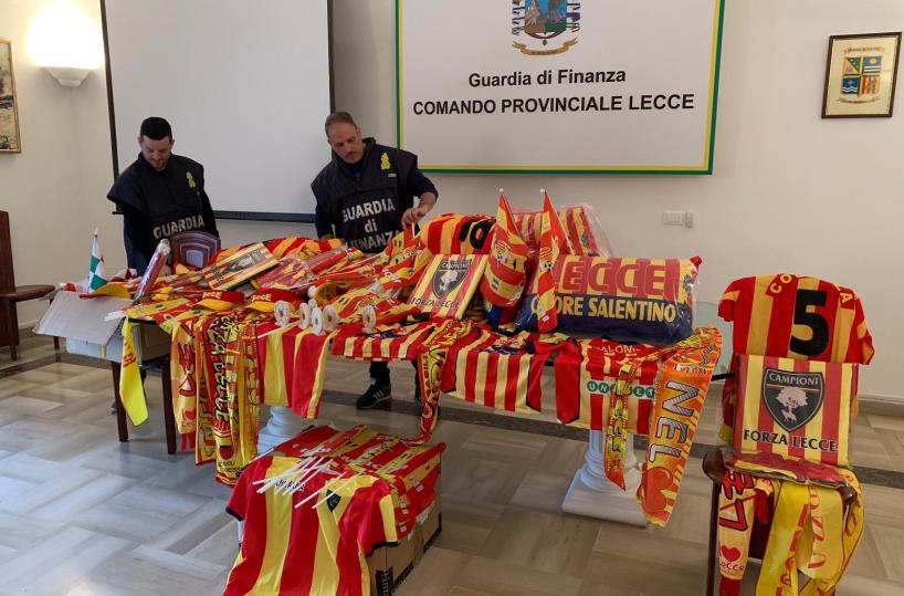 Lecce, GdF sequestra centinaia di maglie e sciarpe giallorosse contraffatte