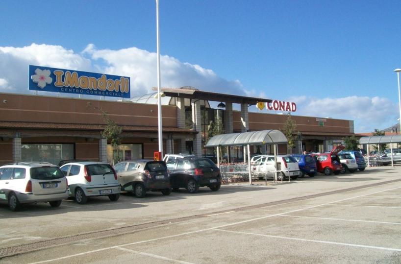 San Giovanni Rotondo, armati di kalashinikov e pistole rapinano gioielleria 
