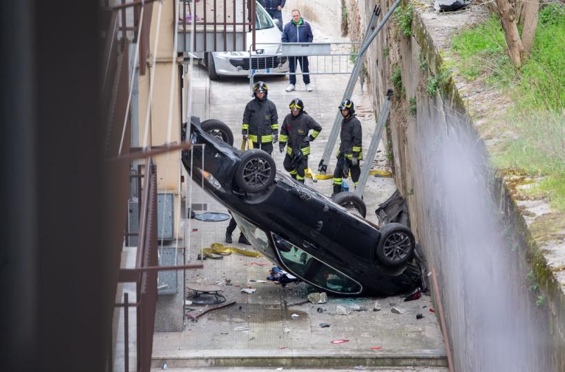 Potenza, auto si ribalta e finisce in un cortile: morto 42enne 