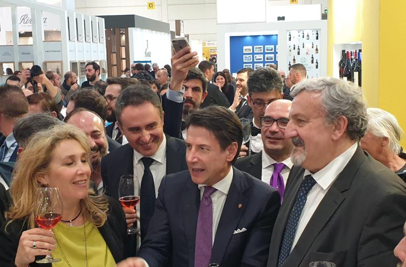 Vinitaly, siparietto Conte-Emiliano. «A che Pd sei?» «Al dodicesimo»