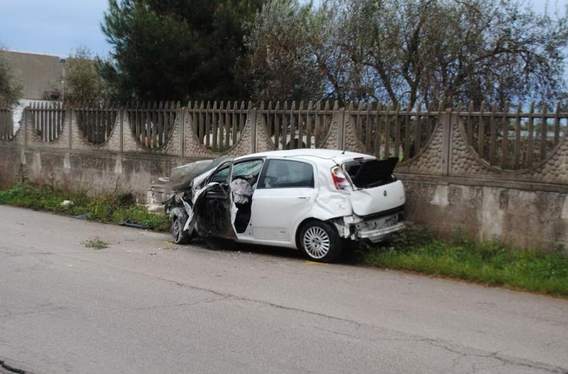 Auto contro muretto: muore 36enne nel Brindisino
