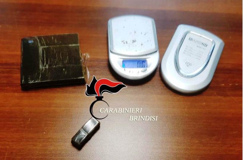 Nasconde droga nella cappa della cucina, arrestato