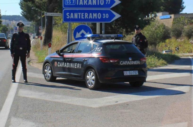 Tenta di lanciarsi dal balcone con la nipote di 11 anni, 40enne bloccato dai cc