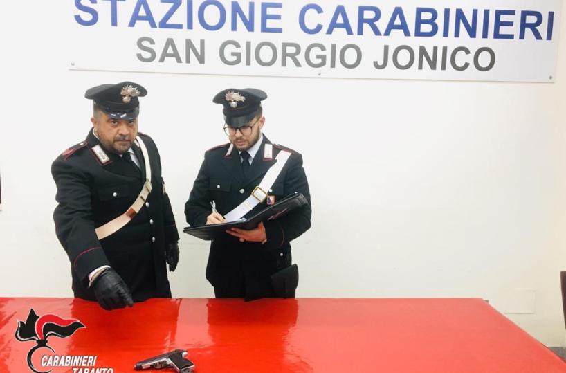 Pistola clandestina nascosta in auto, un arresto nel Tarantino