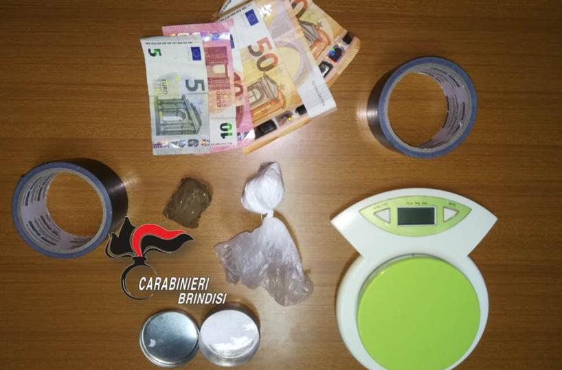 San Donaci, cc bloccano spacciatore e cliente in casa