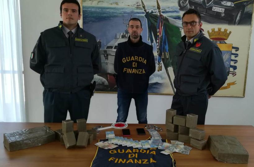 Mola, Gdf sequestra 10 kg di hashish: arrestata coppia di Noicattaro