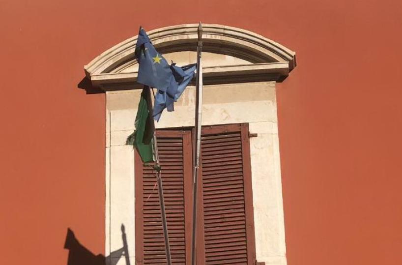 Corato e Barletta: il decoro della bandiera &egrave; un optional