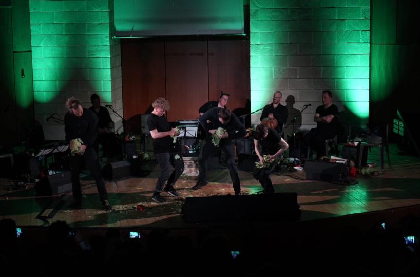 Matera 2019, la Vegetable Orchestra si esibisce suonando le verdure, da melanzane a peperoni cruschi