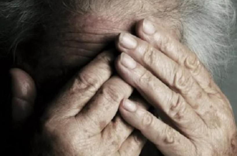 Minaccia genitori per ottenere soldi per droga, arrestato