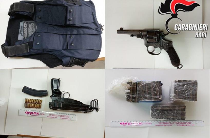 Droga e armi da guerra in casa: arrestati padre e figlio a Trani