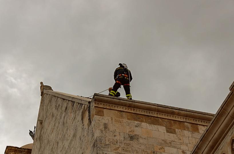 Conversano, vento forte: volano le tegole dalla Cattedrale