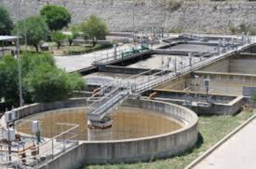 Lecce, ecco Dumbo: miniescavatore radiocomandato che pulisce le vasche Aqp