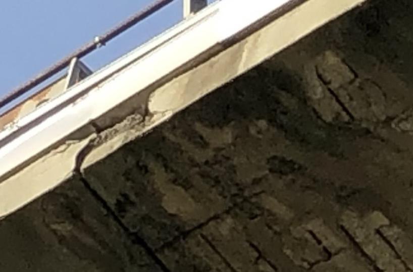 Potenza, il ponte Musmeci si sgretola e nessuno interviene