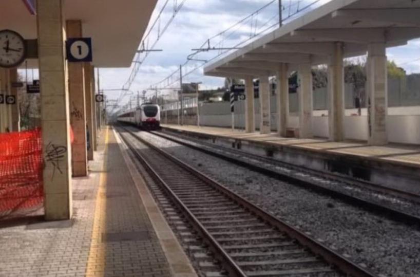 Cadavere sui binari a Mola di Bari: traffico ferroviario sospeso per 2 ore