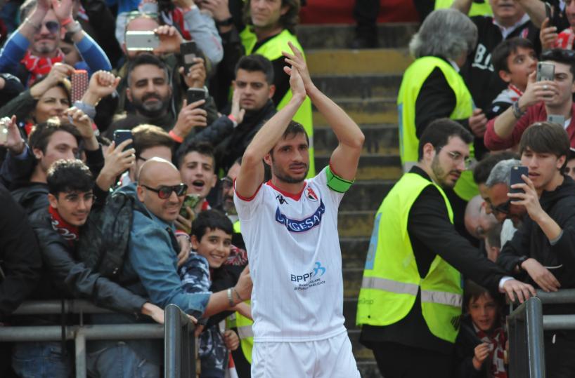 Bari, le lacrime del leader BrienzaFloriano e gli occhialini-binocolo