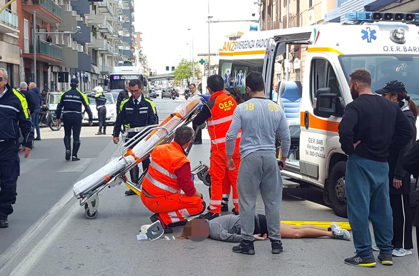 Bari, motociclista pirata investe una ragazza, cade, si rialza e scappa