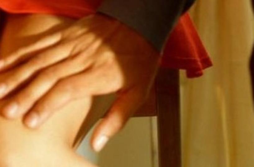 Tarnato, «Se vuoi laurearti, vieni nuda e indossa solo la toga»: indagato prof 