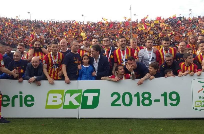 Lecce da sogno, ritorna in serie ALa città in delirio: ora si festeggiaDall'inferno al paradiso: il miracolo in 60"