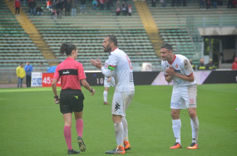 Due gol annullati e un rigore negatoBari, l'arbitro rosa fa discutere