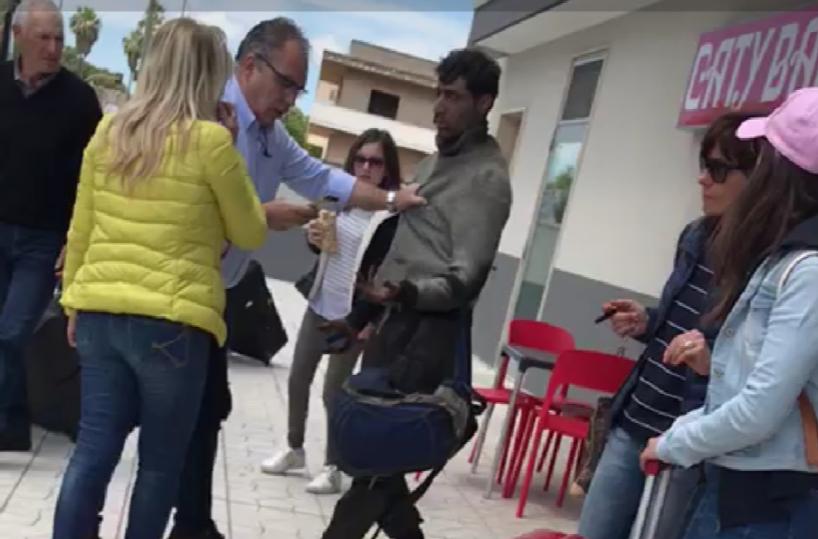 Migrante viaggia dalla Croazia a Galatina nascosto nel vano motore di un bus in gita