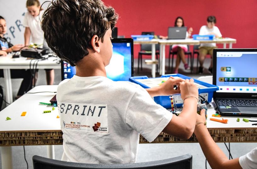 Digital Camp: a Bari i bambini imparano la tecnologia e costruiscono robot con i Lego
