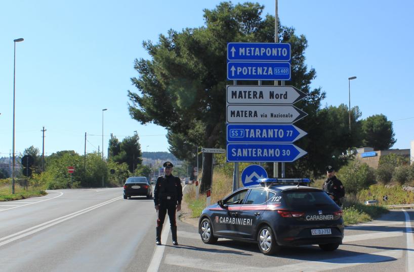 Matera: spaccia droga al parco, arrestata 38enne