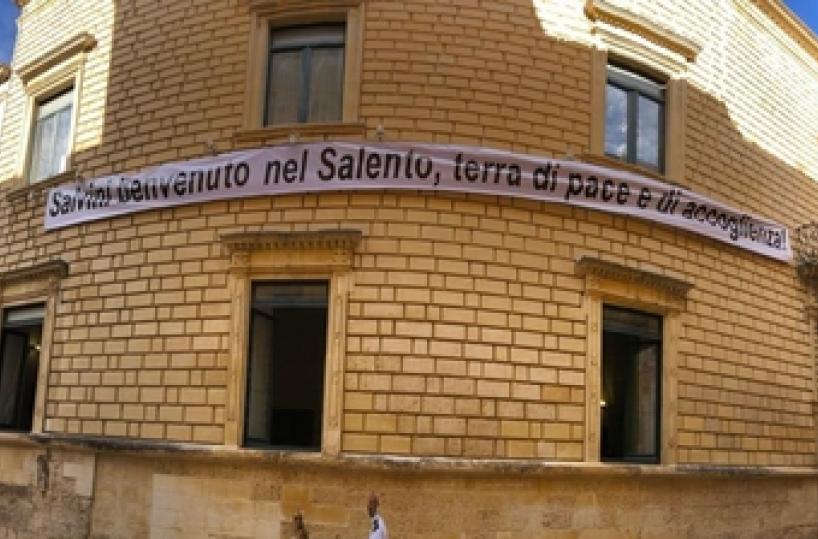 Salvini a Lecce, striscione: «Benvenuto in terra accoglienza». Firmerà patto sicurezza urbana con Emiliano