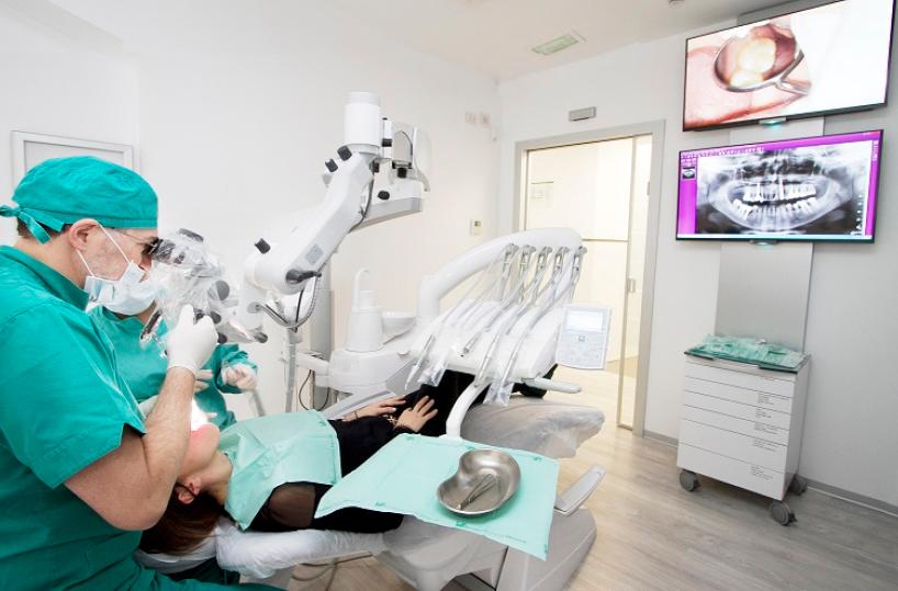 Piorrea, la malattia incubo per i denti: come curarla senza stress