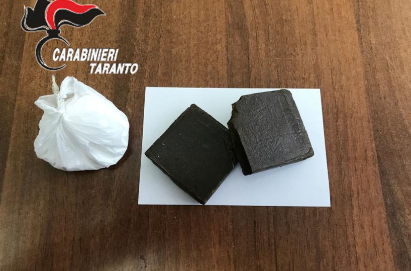 Massafra, spacciano davanti a scuola: arrestati due 19enni