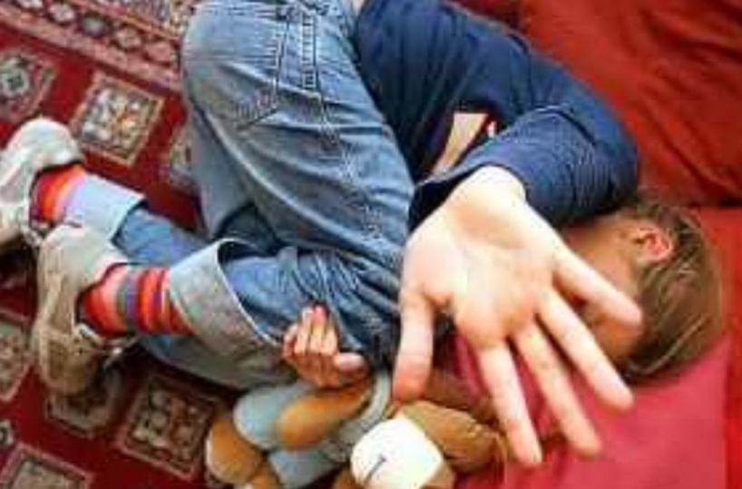 Salento, a 5 anni violentato e bruciato con sigarette. Indagati padre e zio