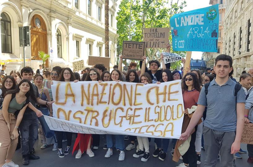 Fridays For Future Italia, 200 giovani si incontrano a Bari per fare il punto sul clima