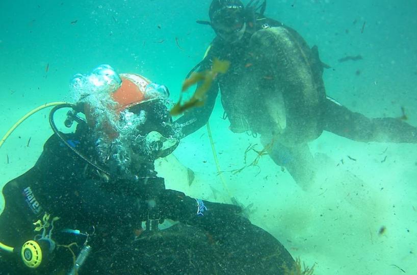 Monopoli: volontari subacquei puliscono il fondale marino