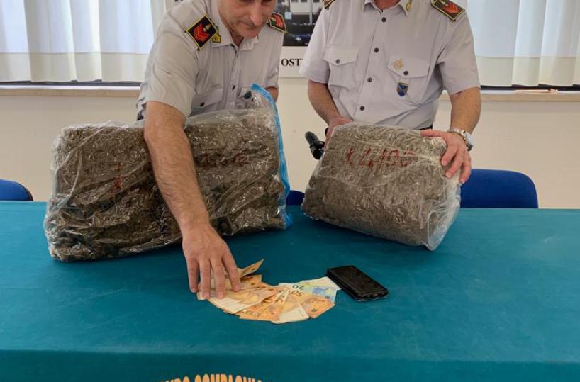 Brindisi, le fiamme gialle sequestrano oltre 9 kg di marijauna: un arresto
