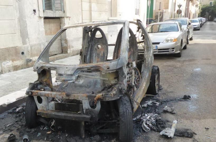 Lecce, va a dormire dagli amici e trova l'auto incendiata