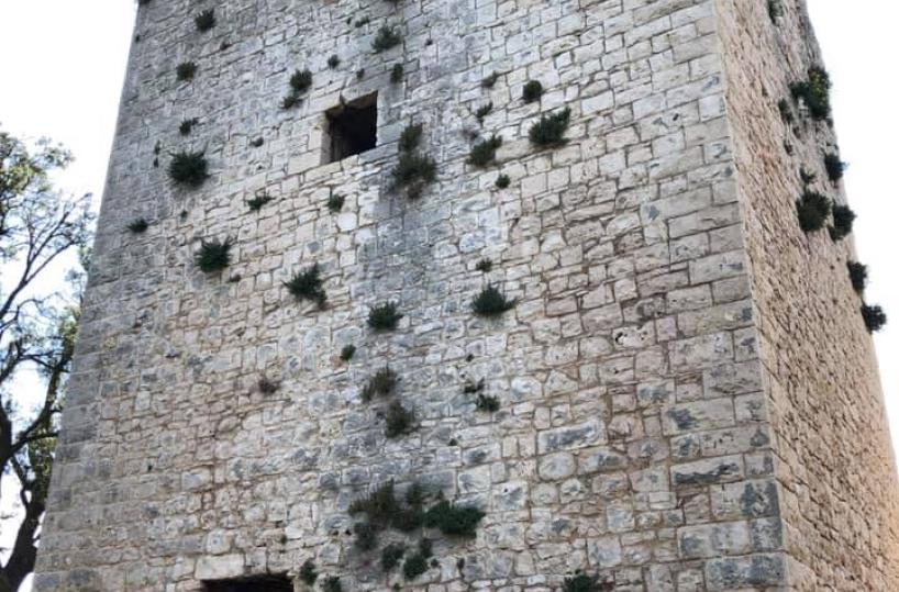 Imbrattate con scritte spray le mura medievali di Castiglione