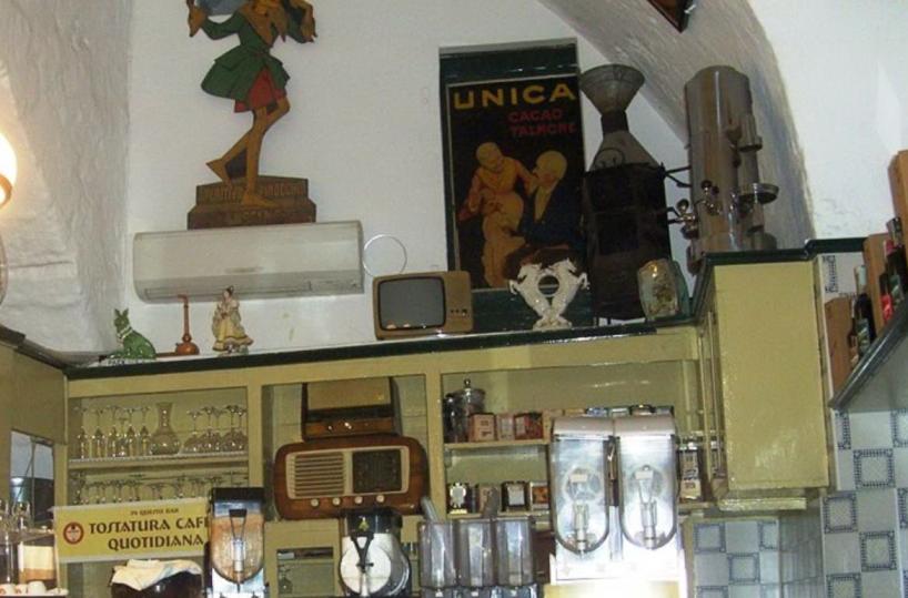 Furto in bar Altamura, proprietario: «Ridatemi cimeli storici»