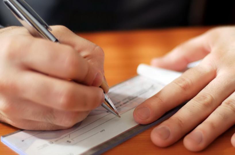 Bitonto, trova assegno da 50mila euro per terra e lo porta alla Polizia: restituito a titolare