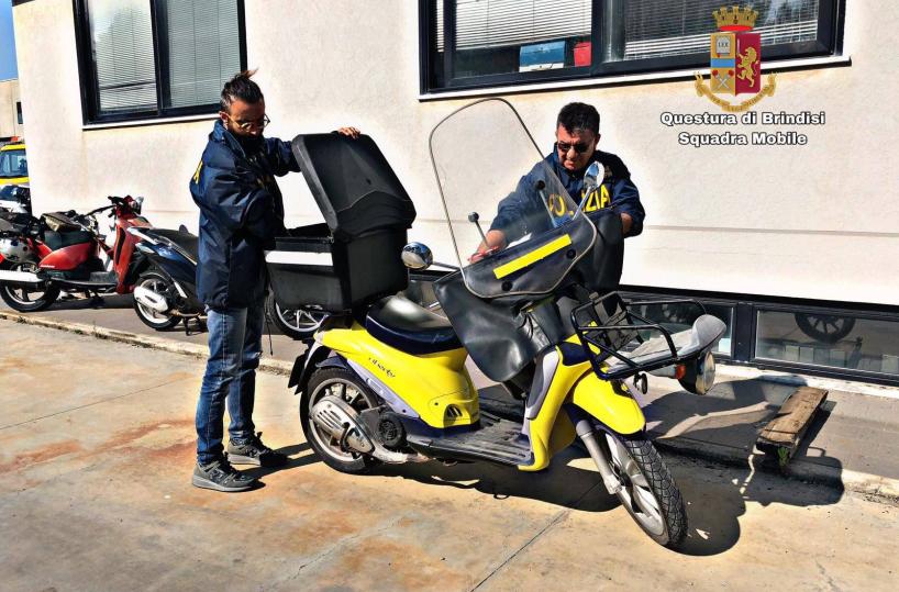 Brindisi, derubano postino di moto e lettere: refurtiva recuperata