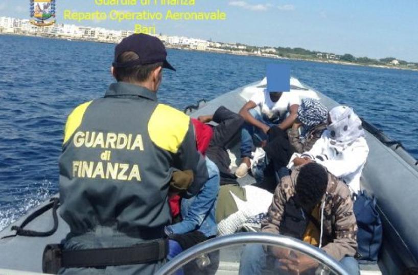 Barca si riempie d’acqua e rischia di affondare: salvati tre imprenditori