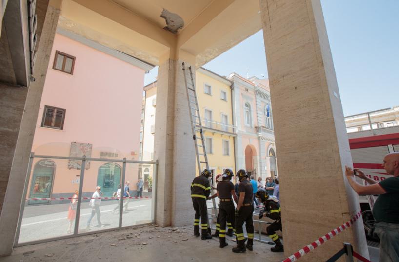 Paura a Potenza, crolla controsoffitto di un bar: nessun ferito