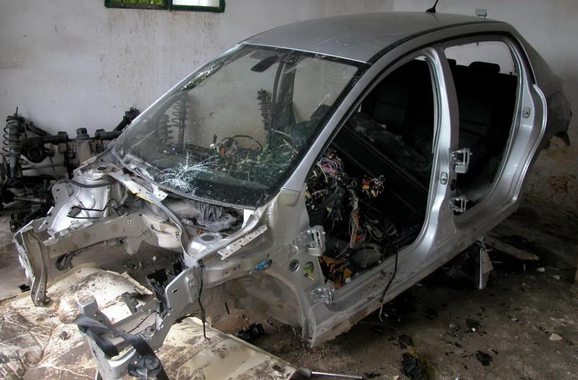Bari, le auto rubate finiscono a pezzi sul web